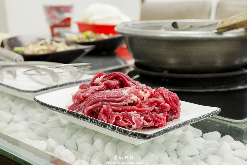 彰化溪州美食推薦!溪州呂羊肉爐必喝清甜蒜頭湯頭,軟嫩帶皮羊肉熱炒全吃。