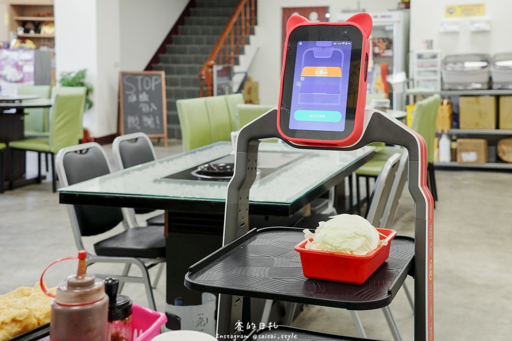 彰化溪州美食推薦!溪州呂羊肉爐必喝清甜蒜頭湯頭,軟嫩帶皮羊肉熱炒全吃。