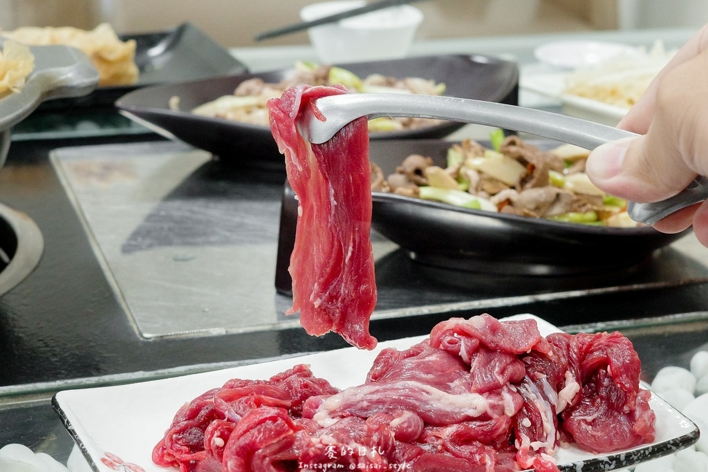 彰化溪州美食推薦!溪州呂羊肉爐必喝清甜蒜頭湯頭,軟嫩帶皮羊肉熱炒全吃。