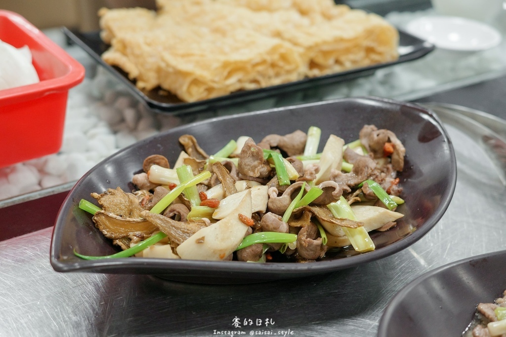 彰化溪州美食推薦!溪州呂羊肉爐必喝清甜蒜頭湯頭,軟嫩帶皮羊肉熱炒全吃。