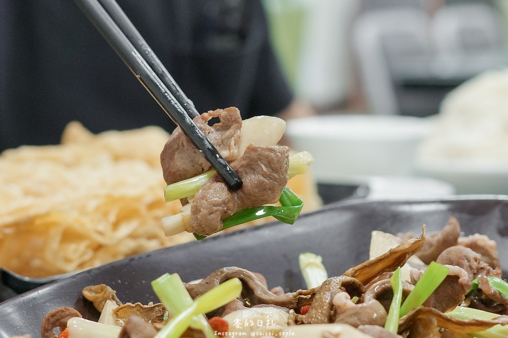 彰化溪州美食推薦!溪州呂羊肉爐必喝清甜蒜頭湯頭,軟嫩帶皮羊肉熱炒全吃。