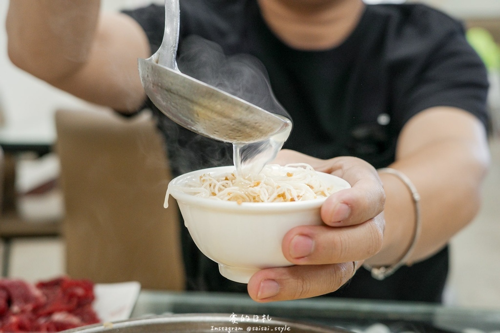 彰化溪州美食推薦!溪州呂羊肉爐必喝清甜蒜頭湯頭,軟嫩帶皮羊肉熱炒全吃。