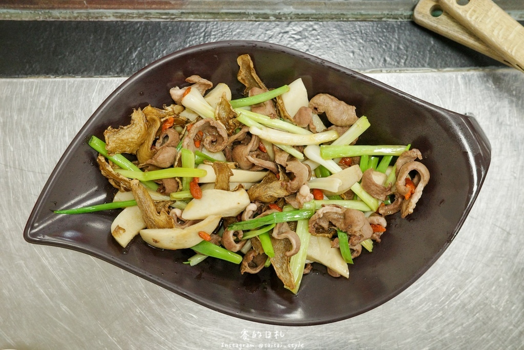 彰化溪州美食推薦!溪州呂羊肉爐必喝清甜蒜頭湯頭,軟嫩帶皮羊肉熱炒全吃。