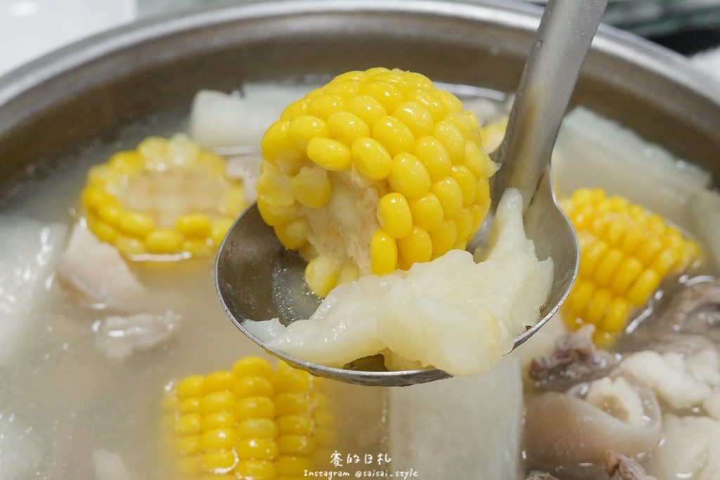 彰化溪州美食推薦!溪州呂羊肉爐必喝清甜蒜頭湯頭,軟嫩帶皮羊肉熱炒全吃。