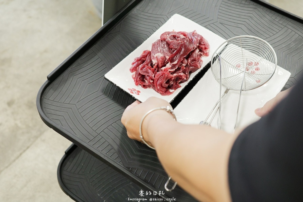 彰化溪州美食推薦!溪州呂羊肉爐必喝清甜蒜頭湯頭,軟嫩帶皮羊肉熱炒全吃。