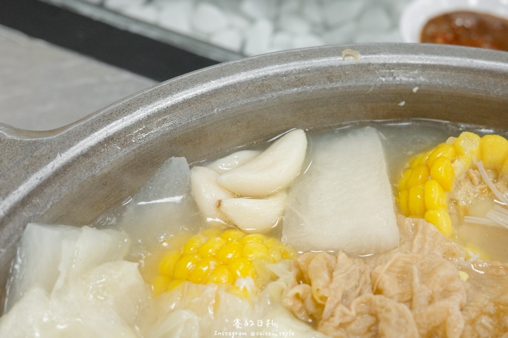 彰化溪州美食推薦!溪州呂羊肉爐必喝清甜蒜頭湯頭,軟嫩帶皮羊肉熱炒全吃。