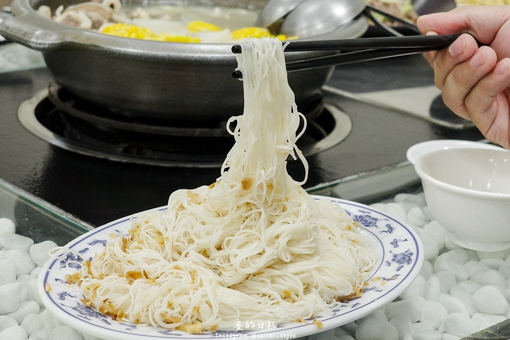 彰化溪州美食推薦!溪州呂羊肉爐必喝清甜蒜頭湯頭,軟嫩帶皮羊肉熱炒全吃。