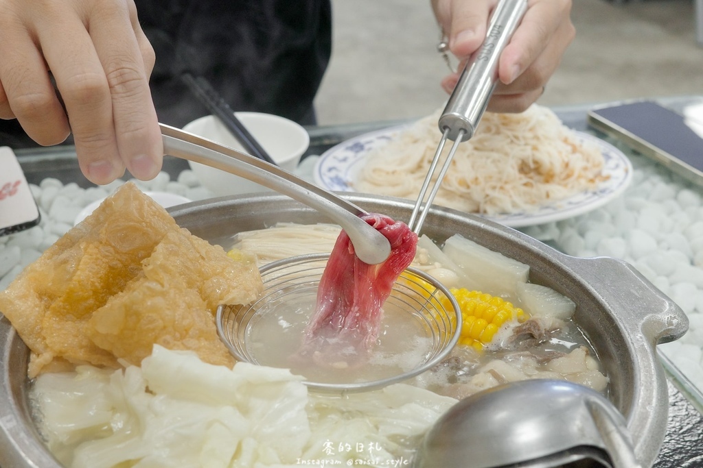 彰化溪州美食推薦!溪州呂羊肉爐必喝清甜蒜頭湯頭,軟嫩帶皮羊肉熱炒全吃。