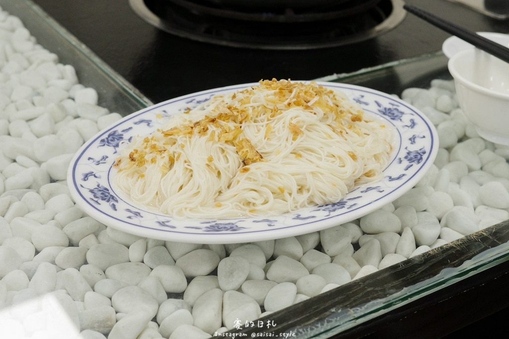 彰化溪州美食推薦!溪州呂羊肉爐必喝清甜蒜頭湯頭,軟嫩帶皮羊肉熱炒全吃。