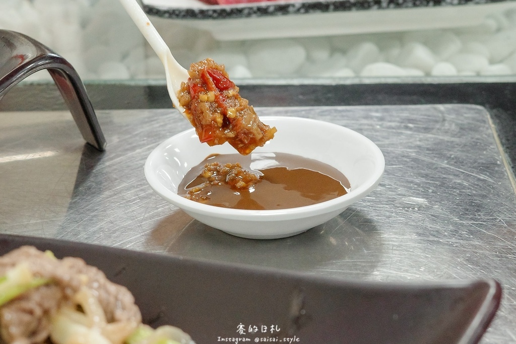 彰化溪州美食推薦!溪州呂羊肉爐必喝清甜蒜頭湯頭,軟嫩帶皮羊肉熱炒全吃。