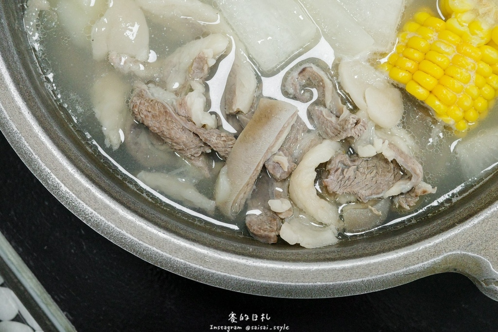 彰化溪州美食推薦!溪州呂羊肉爐必喝清甜蒜頭湯頭,軟嫩帶皮羊肉熱炒全吃。