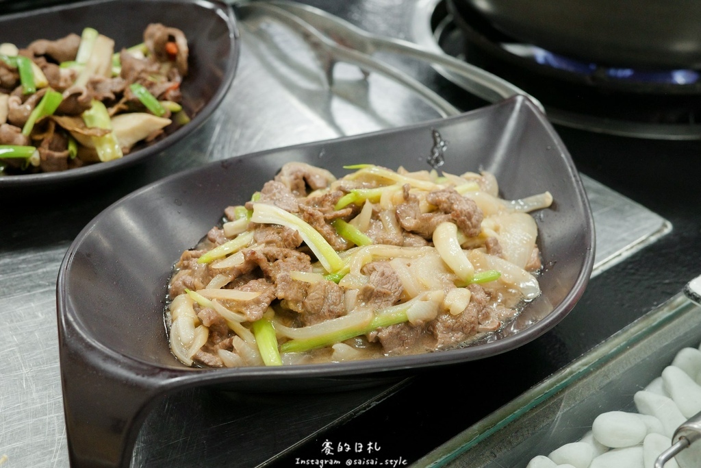 彰化溪州美食推薦!溪州呂羊肉爐必喝清甜蒜頭湯頭,軟嫩帶皮羊肉熱炒全吃。