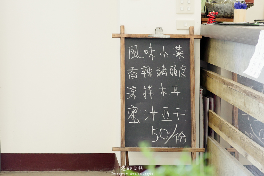 彰化溪州美食推薦!溪州呂羊肉爐必喝清甜蒜頭湯頭,軟嫩帶皮羊肉熱炒全吃。