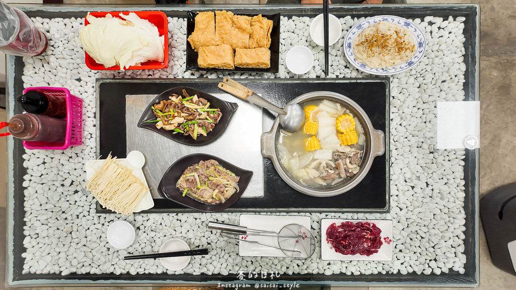 彰化溪州美食推薦!溪州呂羊肉爐必喝清甜蒜頭湯頭,軟嫩帶皮羊肉熱炒全吃。