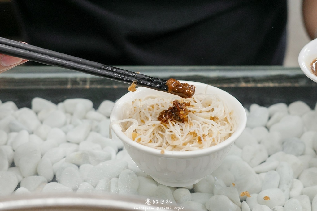 彰化溪州美食推薦!溪州呂羊肉爐必喝清甜蒜頭湯頭,軟嫩帶皮羊肉熱炒全吃。