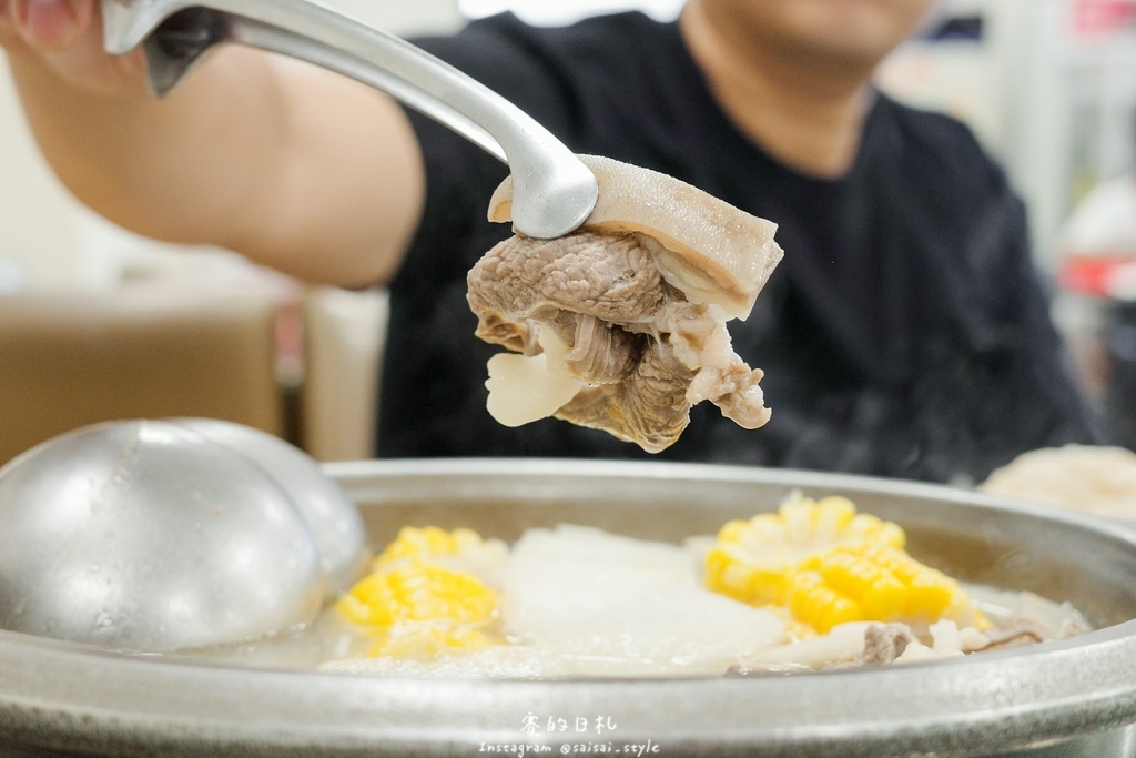 彰化溪州美食推薦!溪州呂羊肉爐必喝清甜蒜頭湯頭,軟嫩帶皮羊肉熱炒全吃。