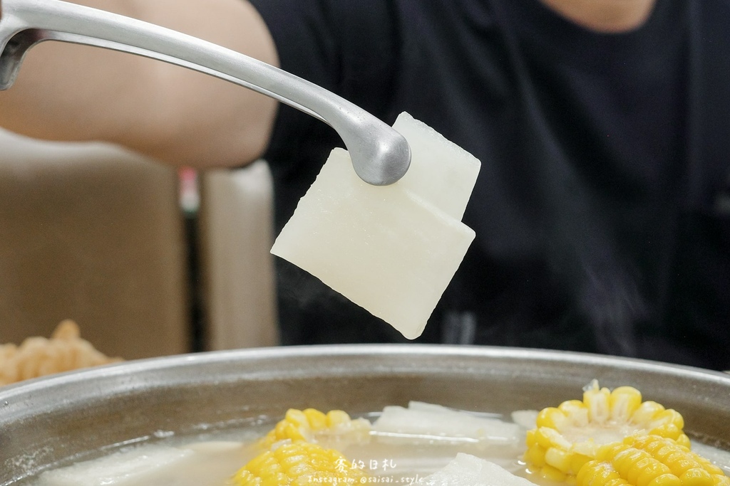 彰化溪州美食推薦!溪州呂羊肉爐必喝清甜蒜頭湯頭,軟嫩帶皮羊肉熱炒全吃。