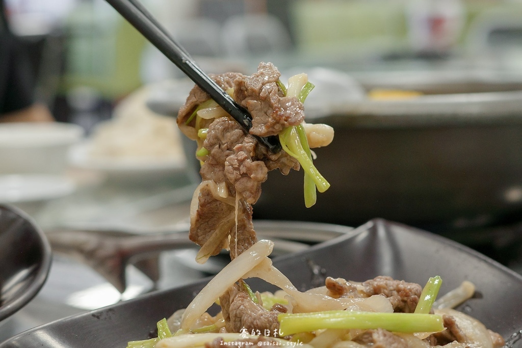 彰化溪州美食推薦!溪州呂羊肉爐必喝清甜蒜頭湯頭,軟嫩帶皮羊肉熱炒全吃。
