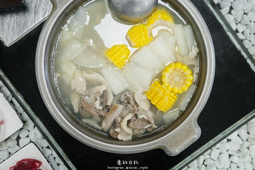 彰化溪州美食推薦!溪州呂羊肉爐必喝清甜蒜頭湯頭,軟嫩帶皮羊肉熱炒全吃。