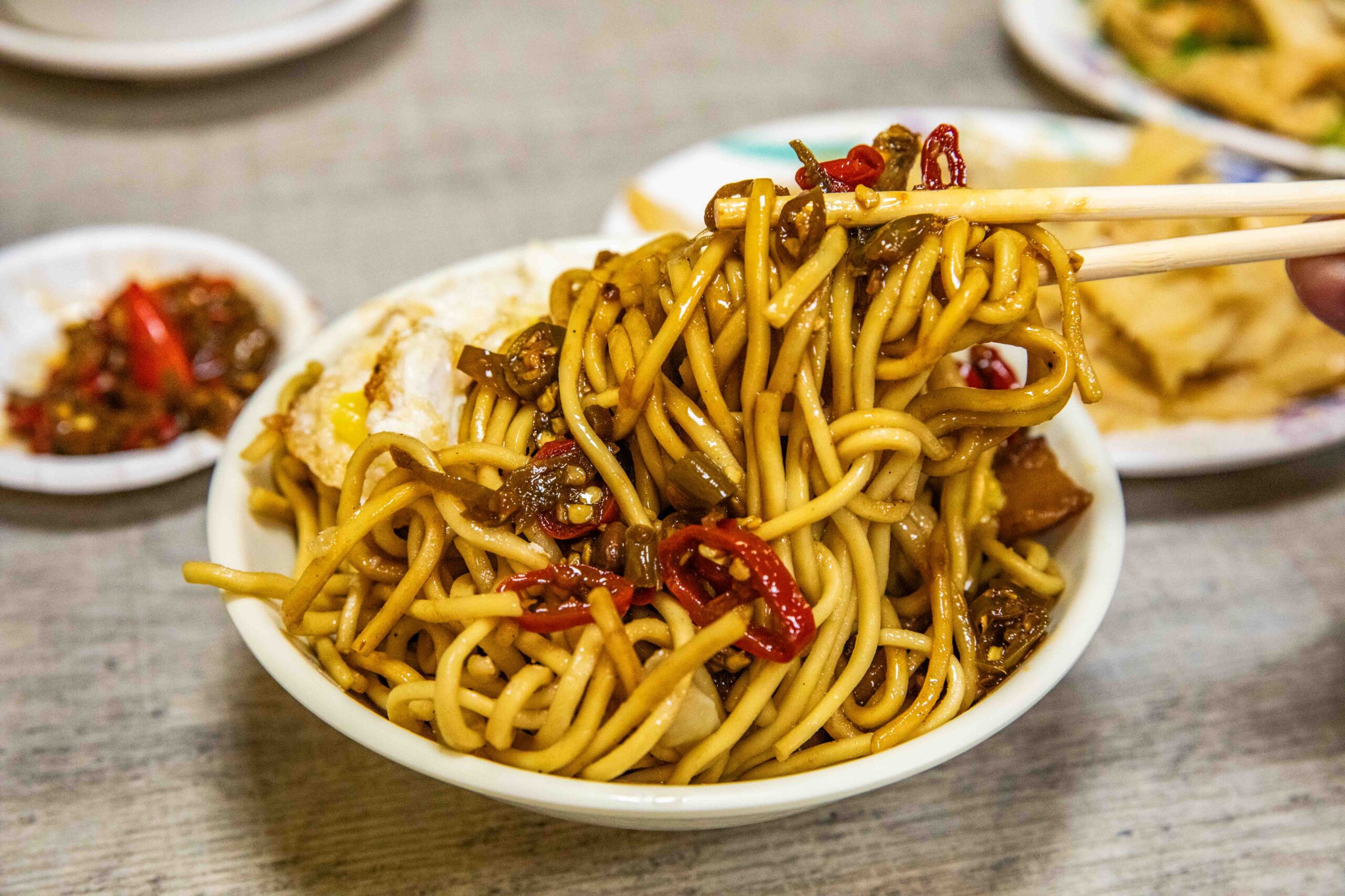 花蓮美食宵夜!陳家食堂招牌炸肉飯 炒麵,免費加青龍辣椒小魚乾。