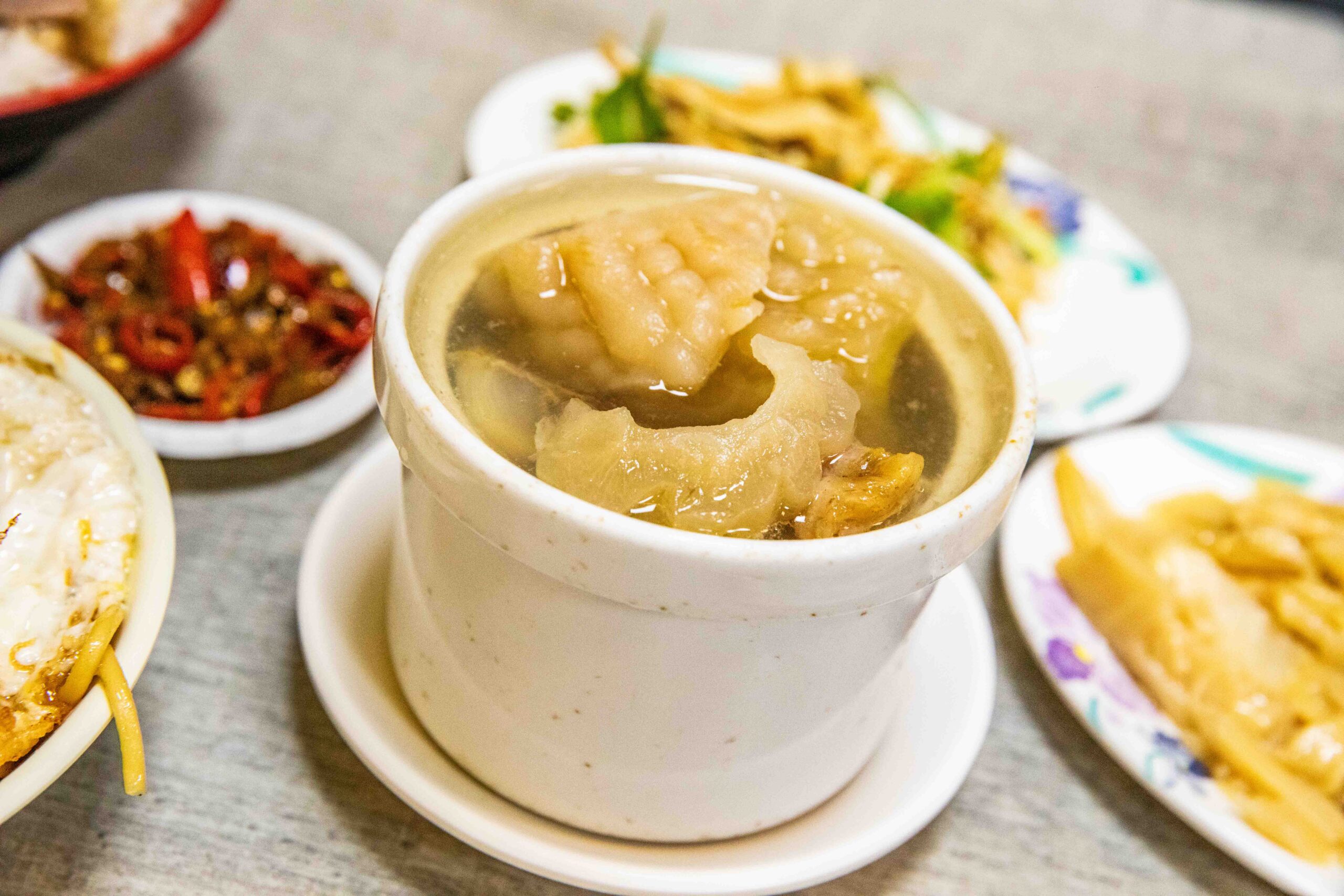 花蓮美食宵夜!陳家食堂招牌炸肉飯 炒麵,免費加青龍辣椒小魚乾。