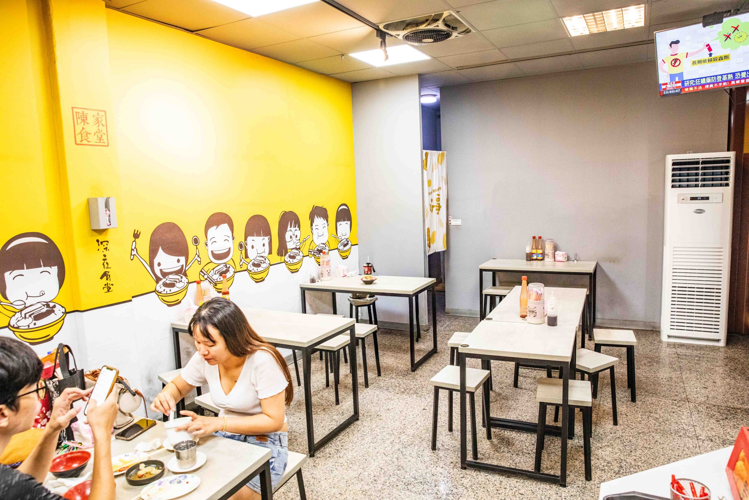 花蓮美食宵夜!陳家食堂招牌炸肉飯 炒麵,免費加青龍辣椒小魚乾。