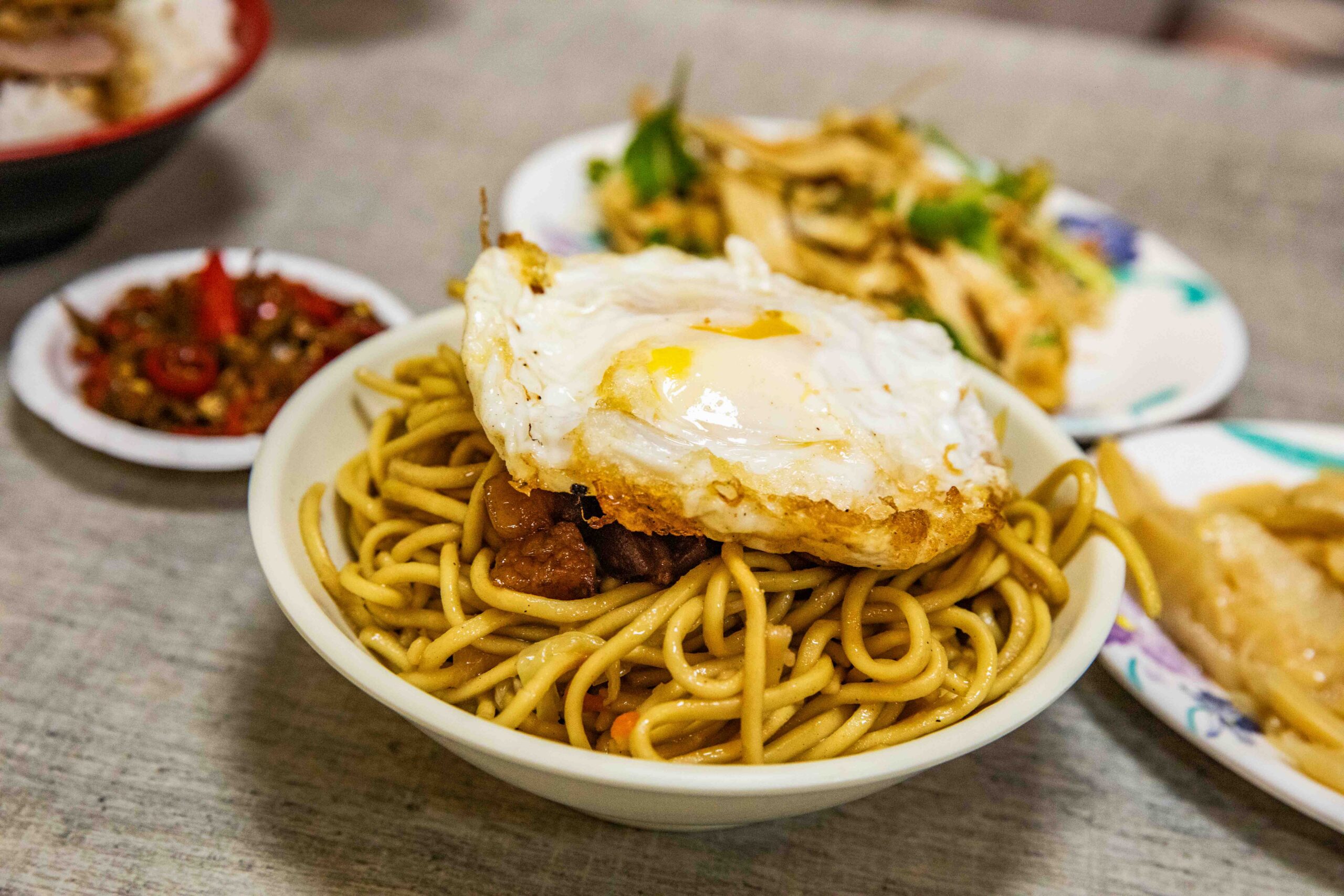 花蓮美食宵夜!陳家食堂招牌炸肉飯 炒麵,免費加青龍辣椒小魚乾。