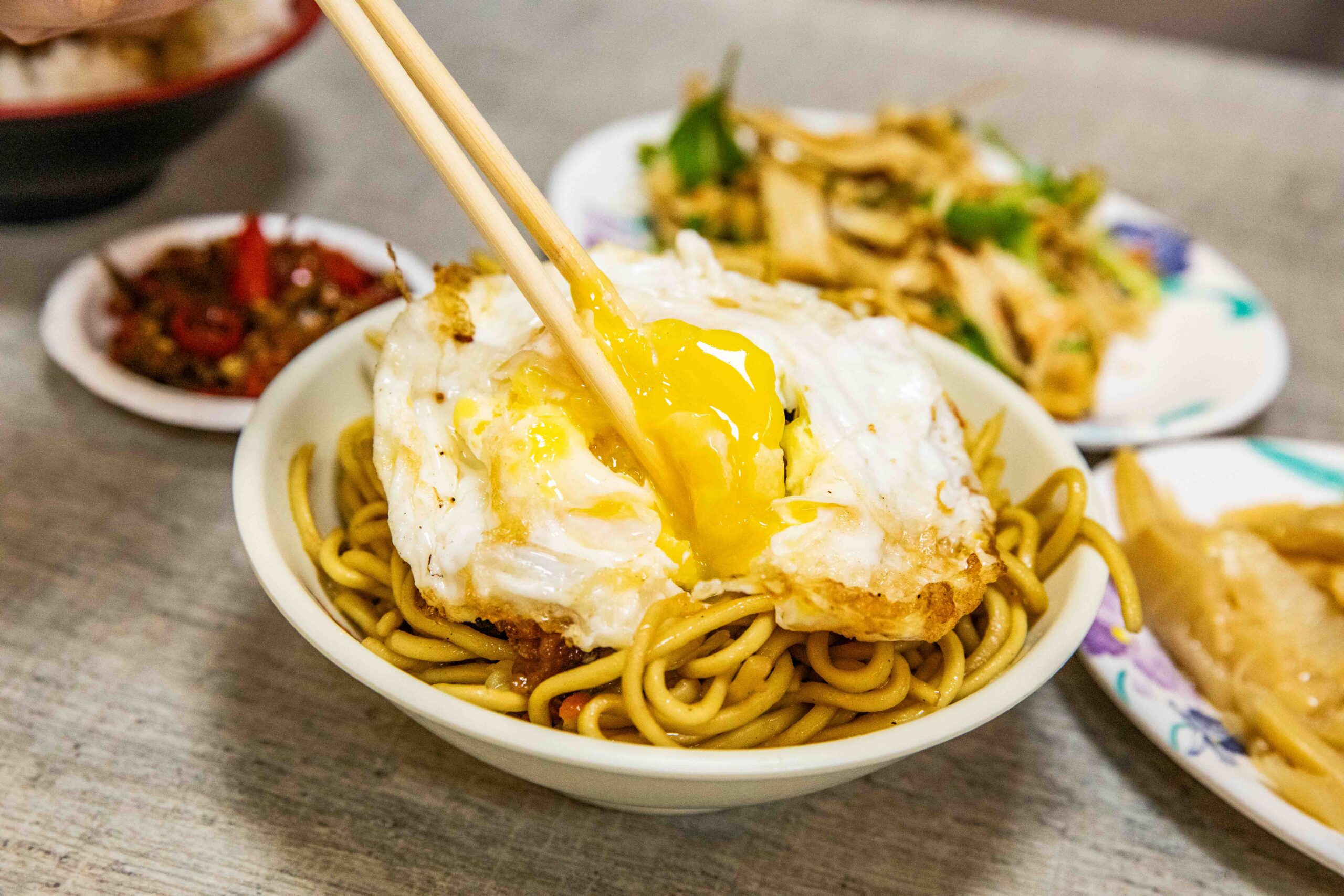 花蓮美食宵夜!陳家食堂招牌炸肉飯 炒麵,免費加青龍辣椒小魚乾。