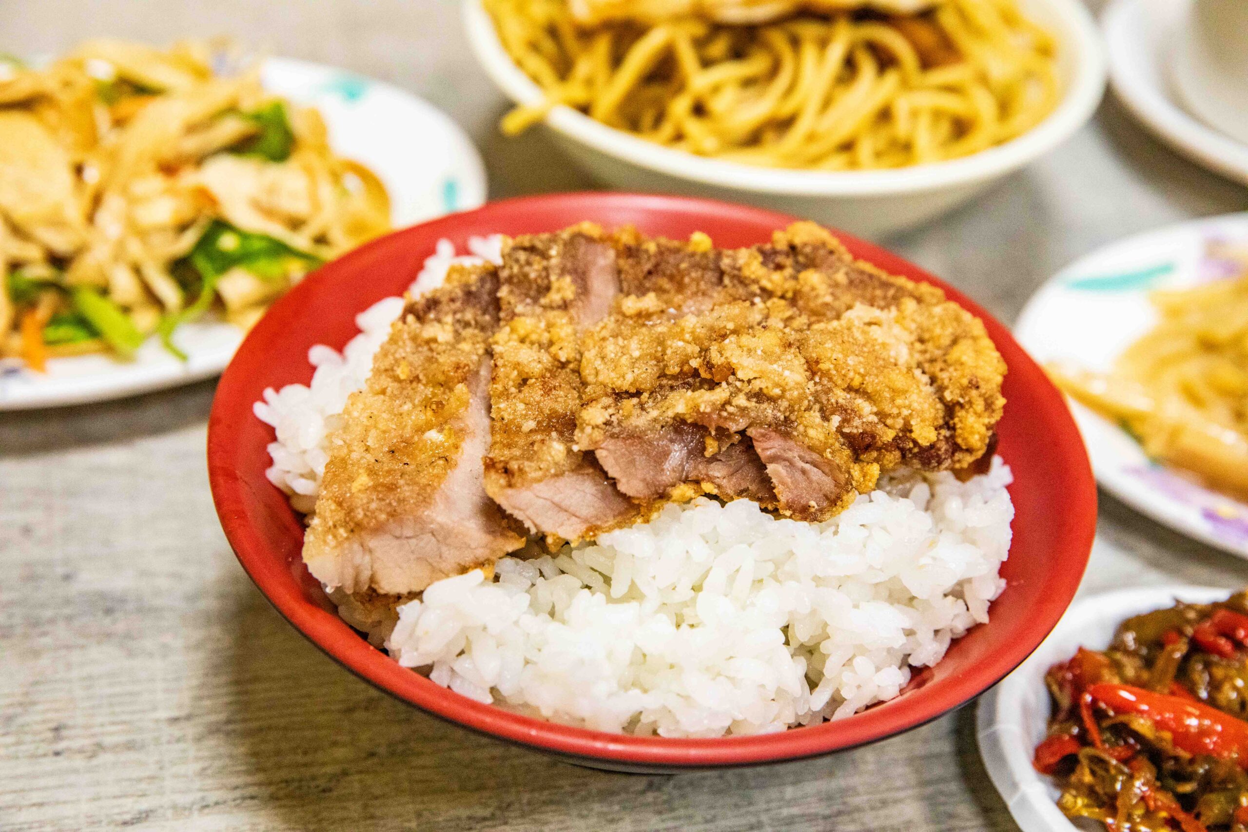 花蓮美食宵夜!陳家食堂招牌炸肉飯 炒麵,免費加青龍辣椒小魚乾。