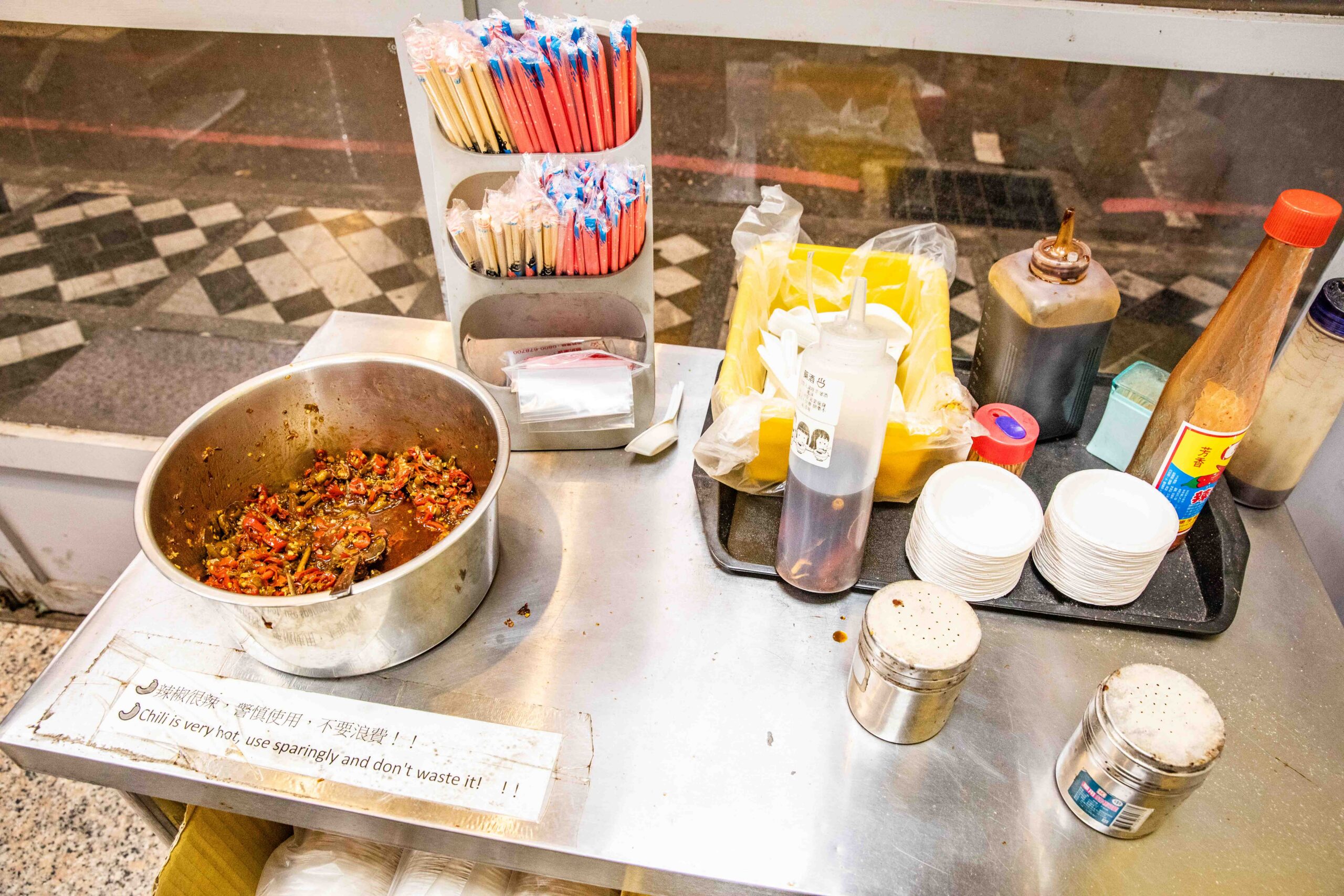 花蓮美食宵夜!陳家食堂招牌炸肉飯 炒麵,免費加青龍辣椒小魚乾。