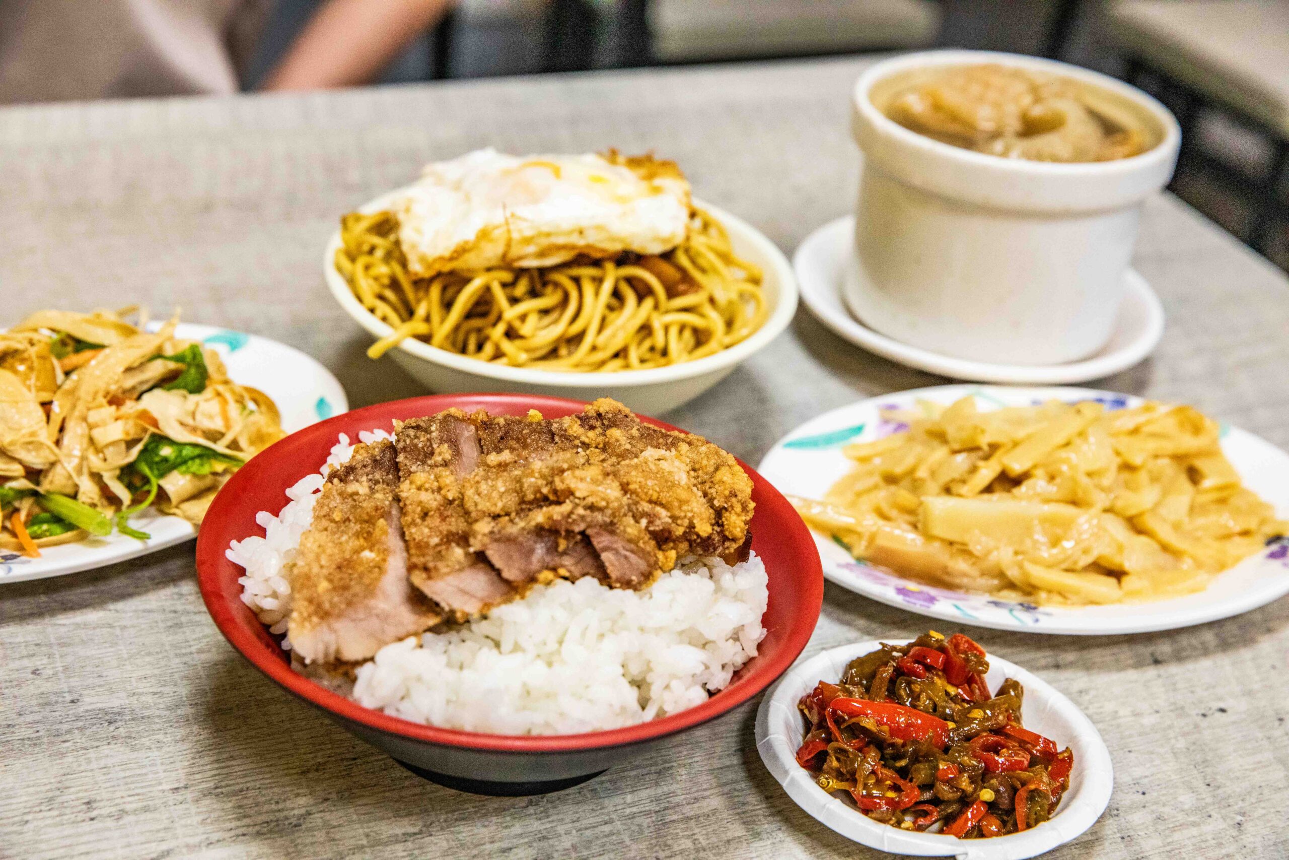 花蓮美食宵夜!陳家食堂招牌炸肉飯 炒麵,免費加青龍辣椒小魚乾。