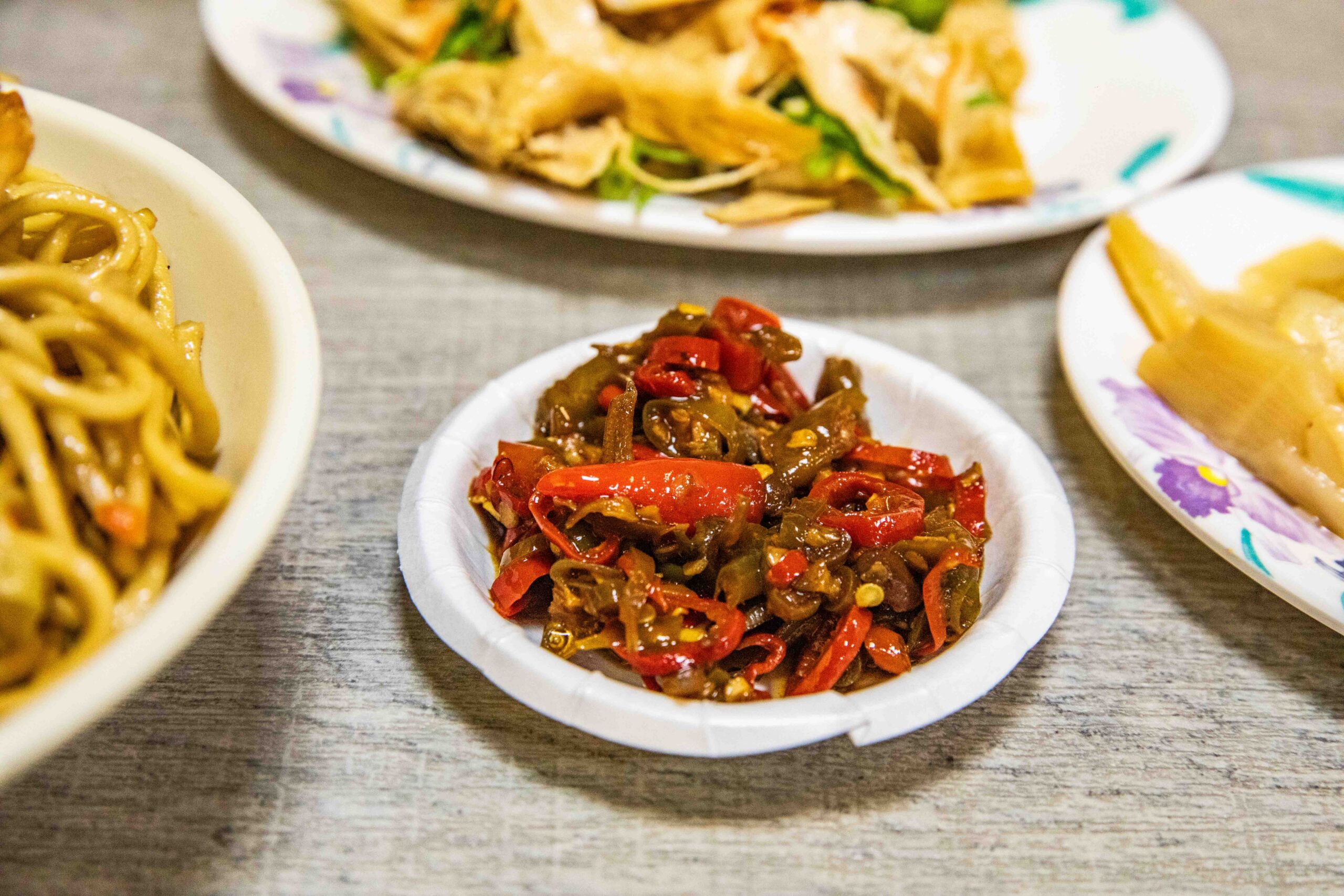 花蓮美食宵夜!陳家食堂招牌炸肉飯 炒麵,免費加青龍辣椒小魚乾。