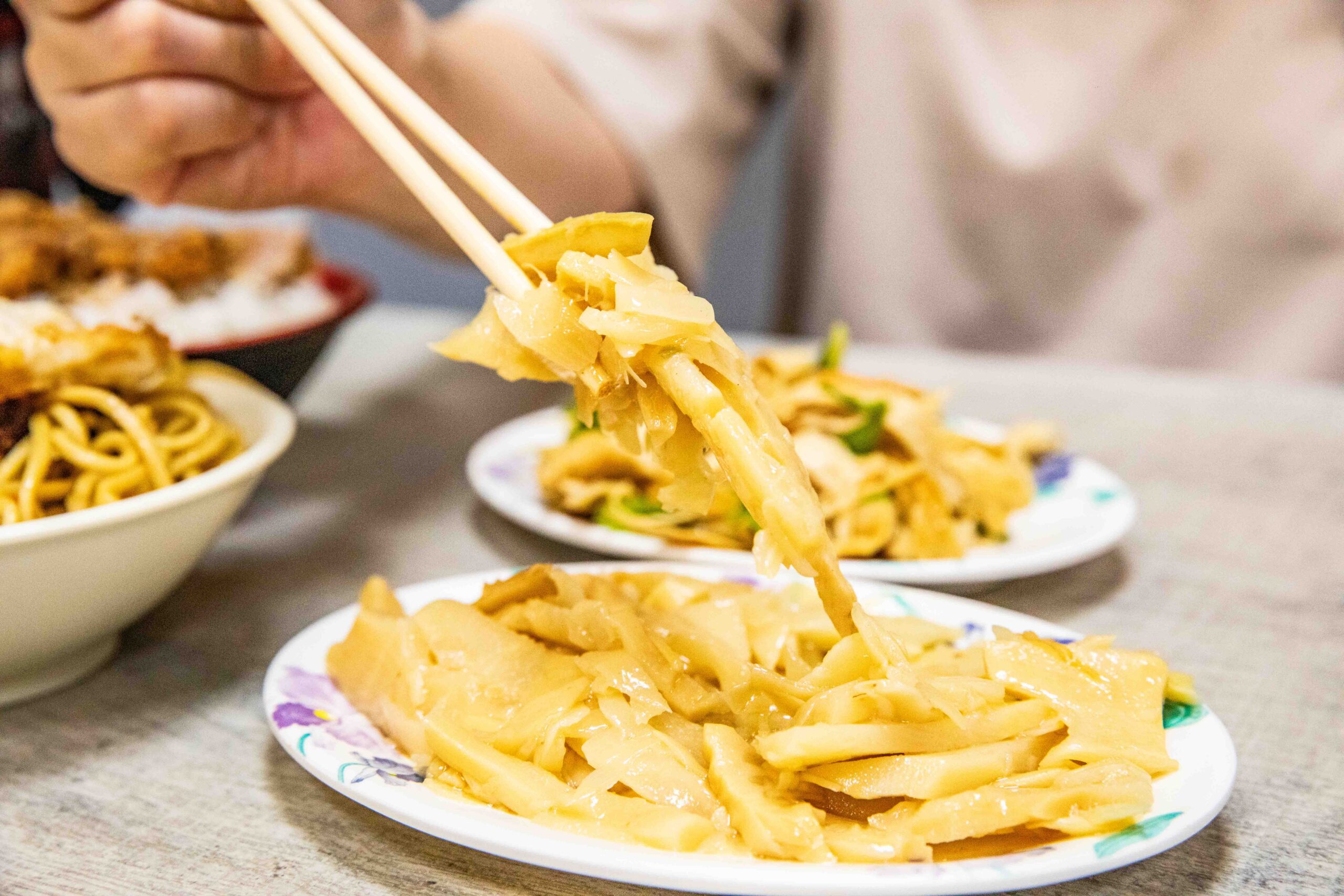 花蓮美食宵夜!陳家食堂招牌炸肉飯 炒麵,免費加青龍辣椒小魚乾。