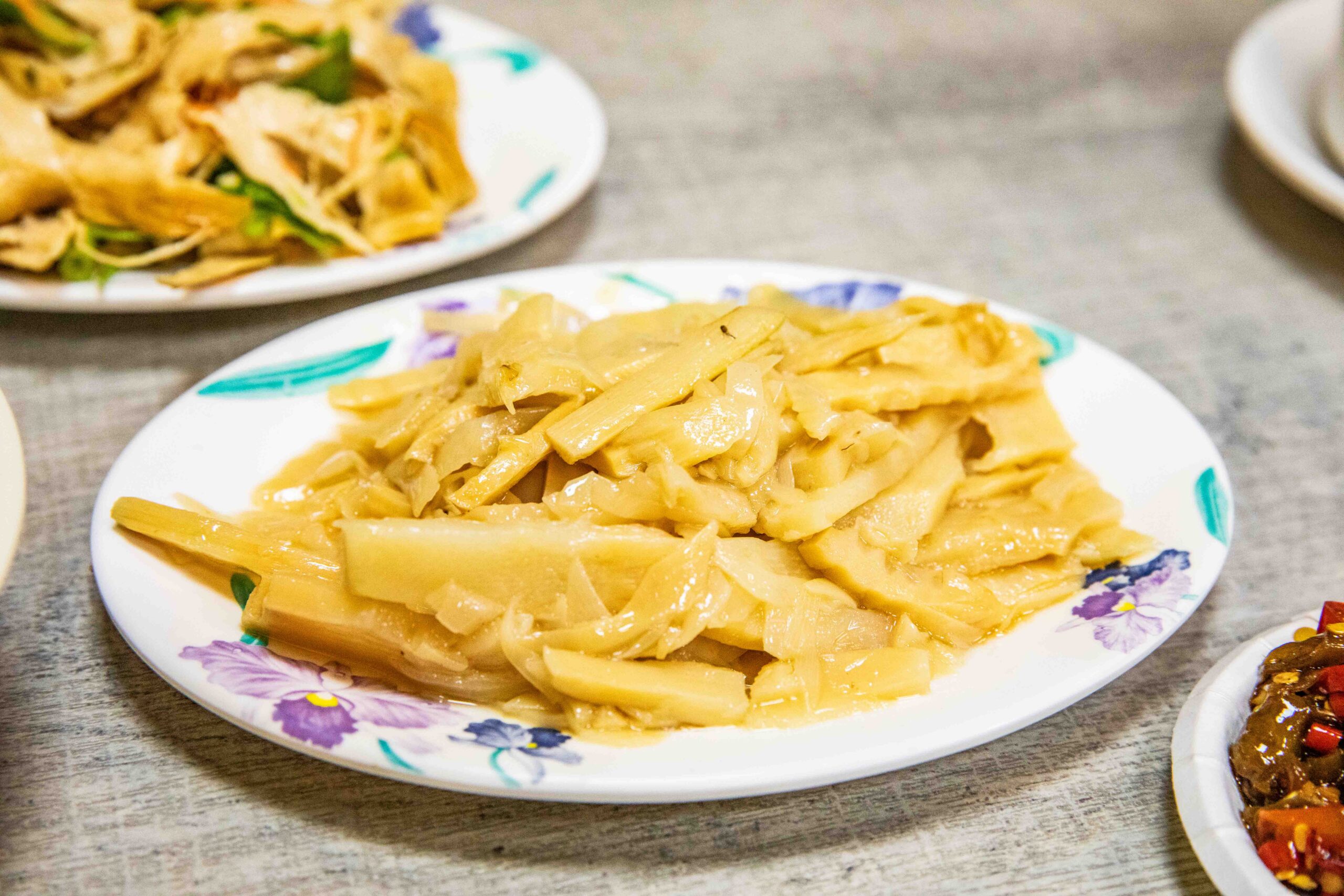 花蓮美食宵夜!陳家食堂招牌炸肉飯 炒麵,免費加青龍辣椒小魚乾。
