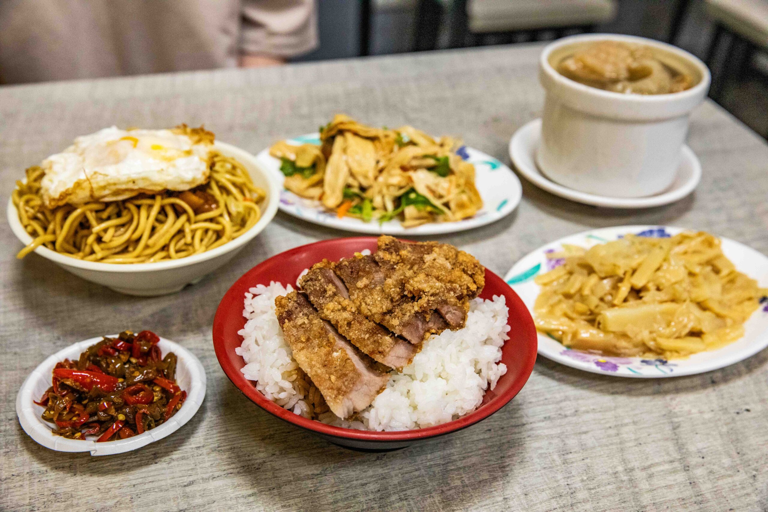 花蓮美食宵夜!陳家食堂招牌炸肉飯 炒麵,免費加青龍辣椒小魚乾。
