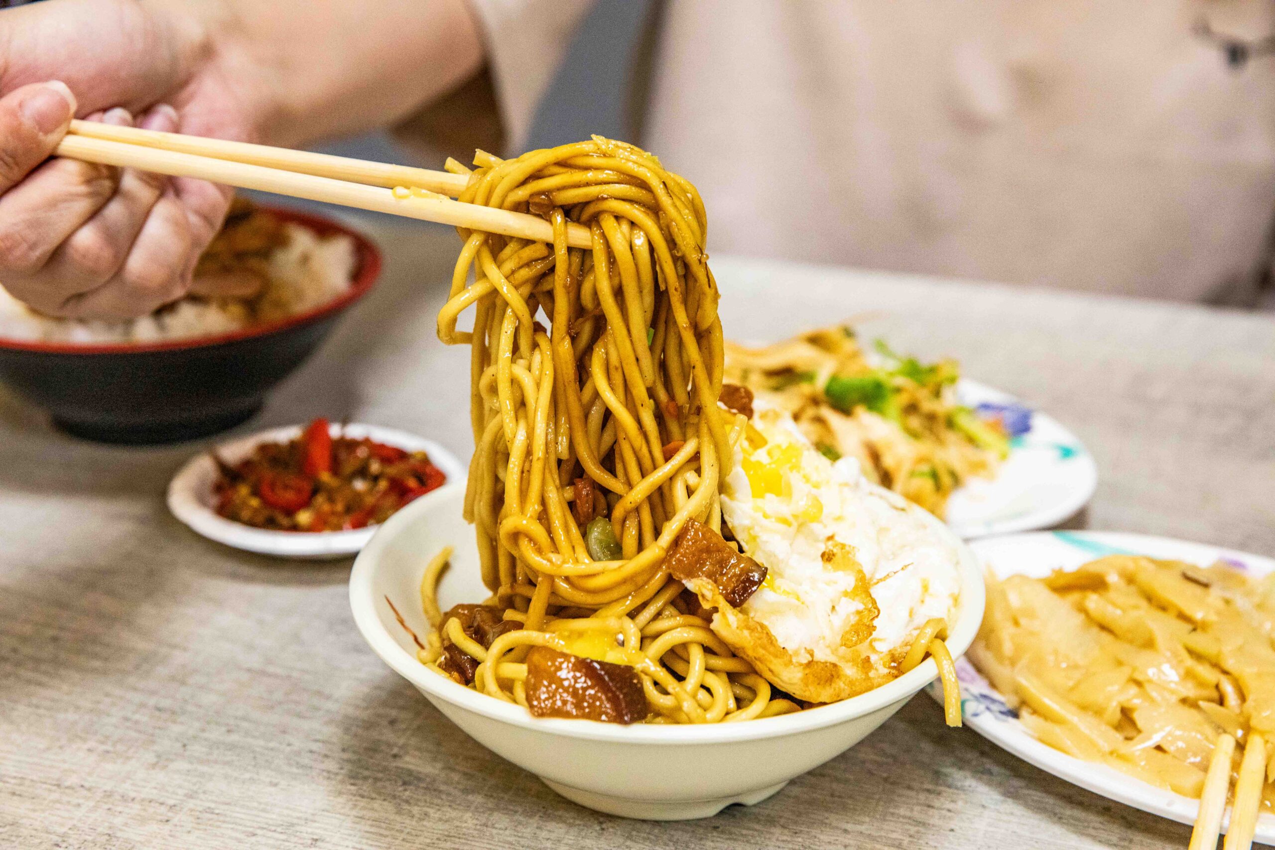 花蓮美食宵夜!陳家食堂招牌炸肉飯 炒麵,免費加青龍辣椒小魚乾。