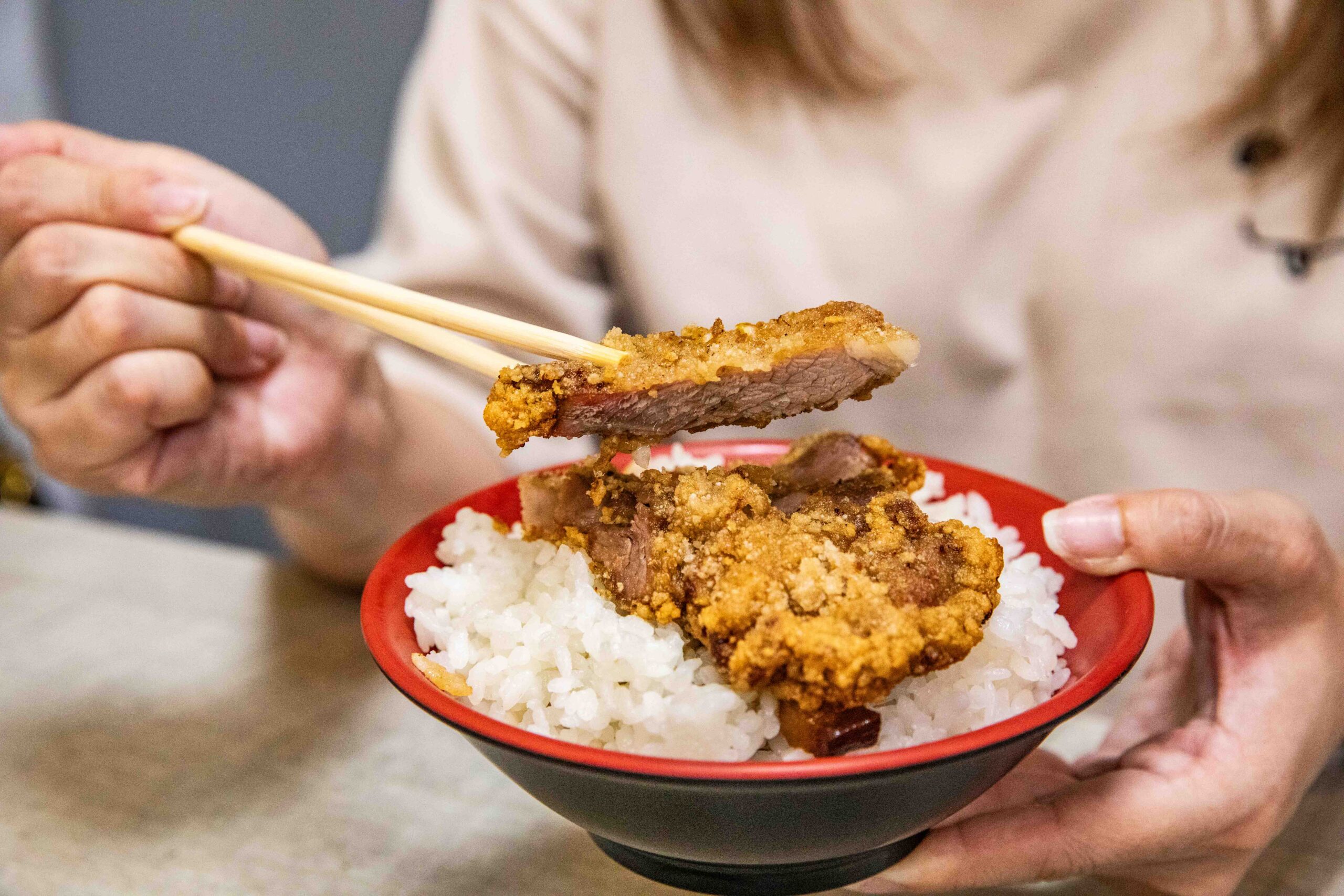 花蓮美食宵夜!陳家食堂招牌炸肉飯 炒麵,免費加青龍辣椒小魚乾。