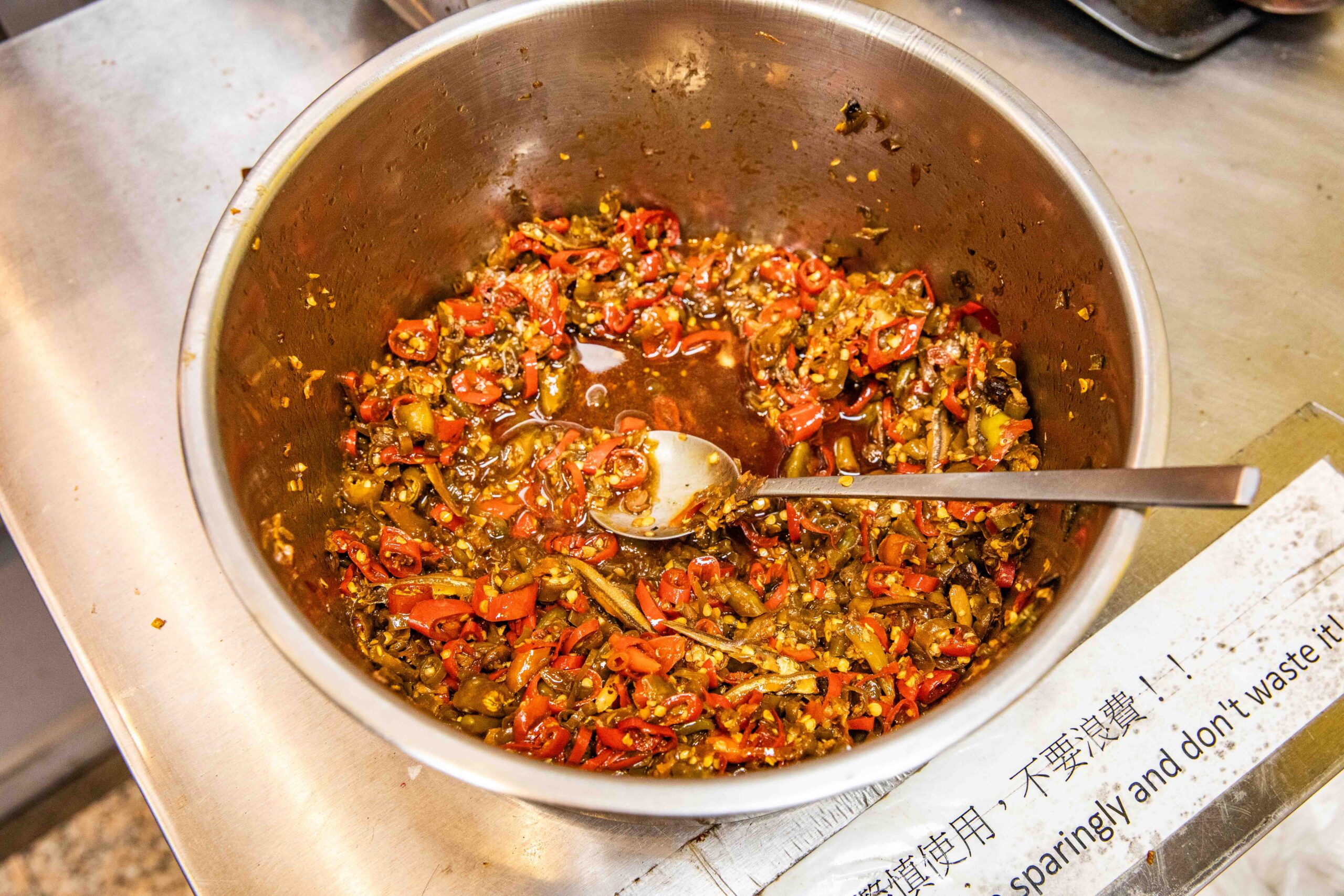 花蓮美食宵夜!陳家食堂招牌炸肉飯 炒麵,免費加青龍辣椒小魚乾。