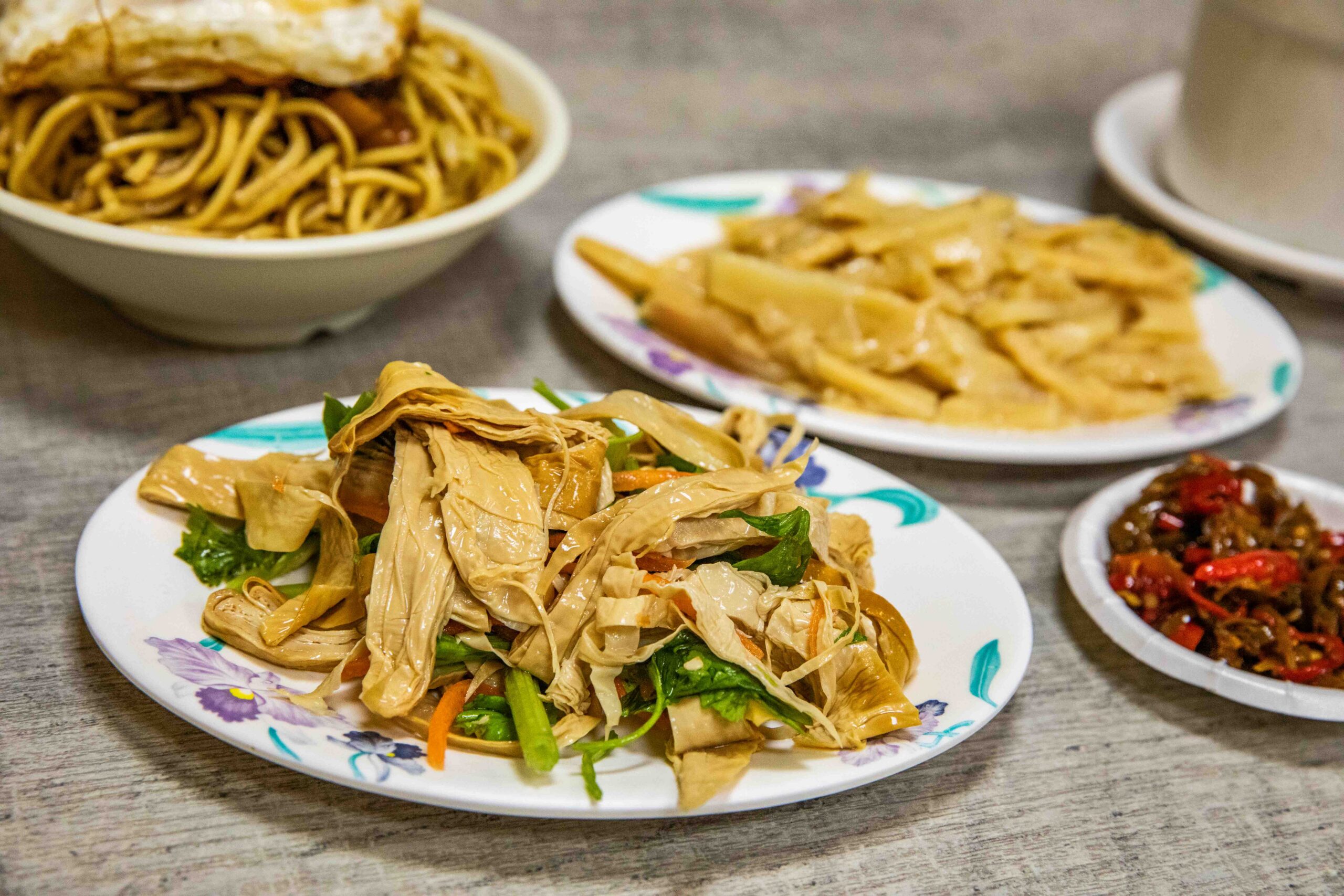 花蓮美食宵夜!陳家食堂招牌炸肉飯 炒麵,免費加青龍辣椒小魚乾。