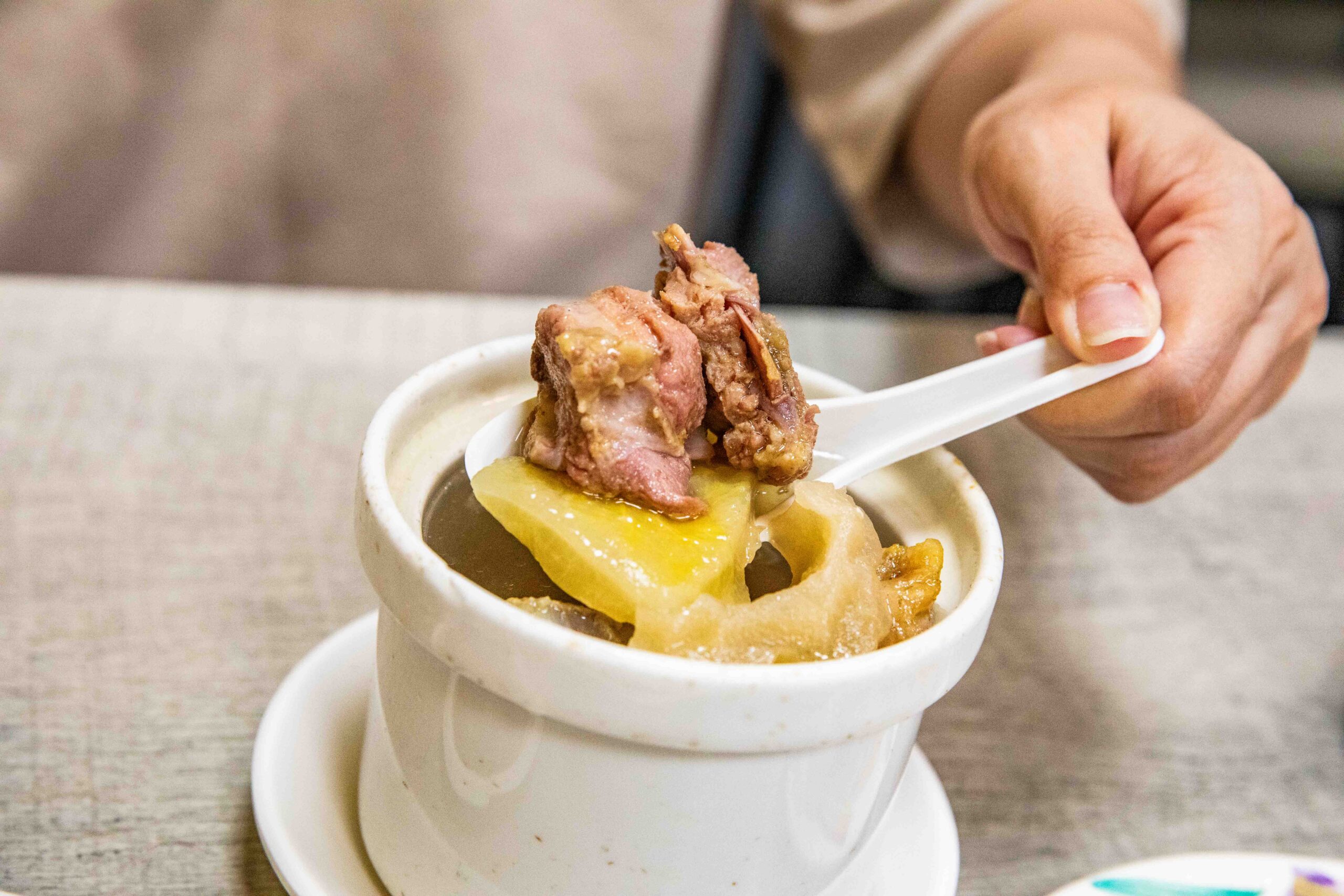 花蓮美食宵夜!陳家食堂招牌炸肉飯 炒麵,免費加青龍辣椒小魚乾。