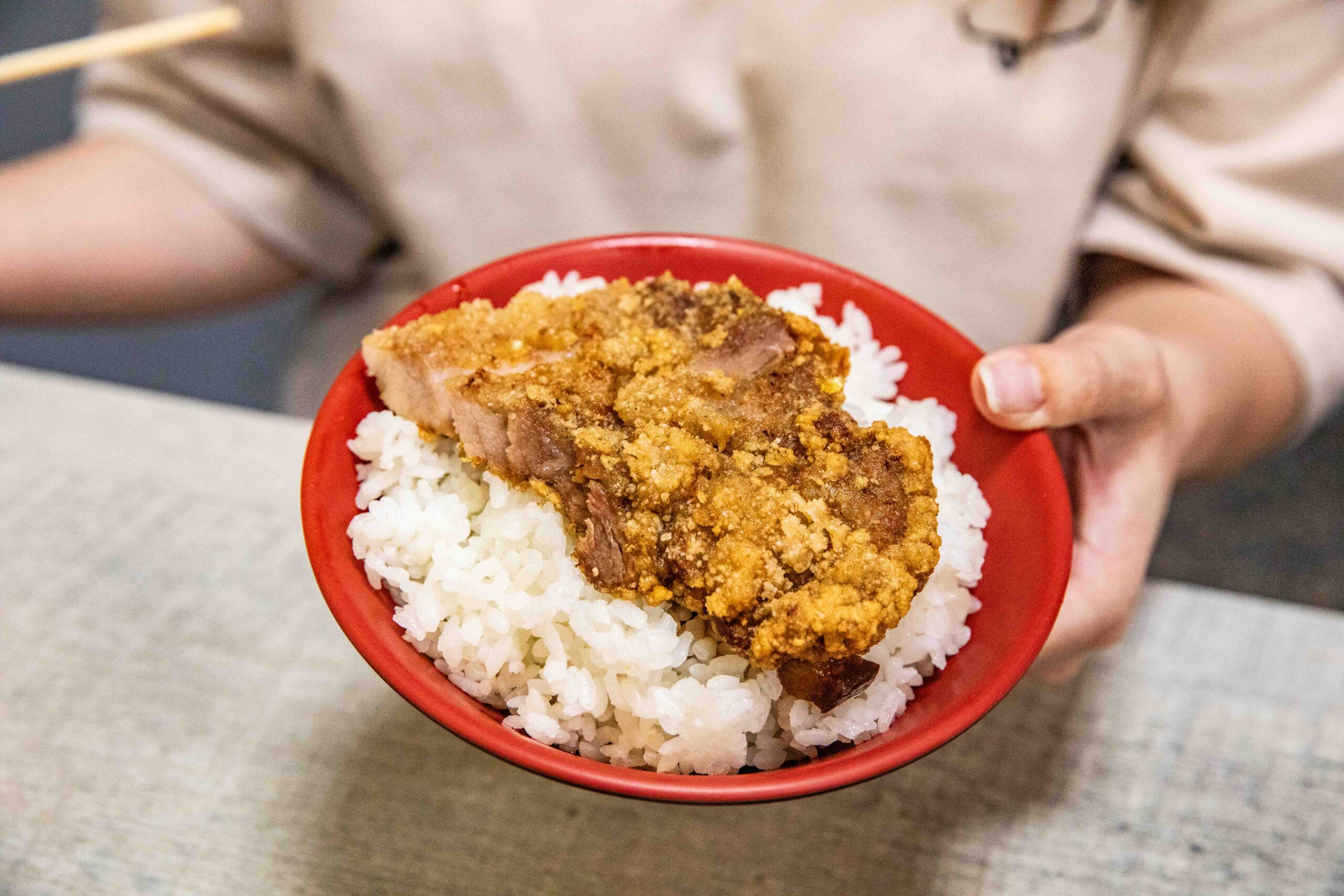 花蓮美食宵夜!陳家食堂招牌炸肉飯 炒麵,免費加青龍辣椒小魚乾。