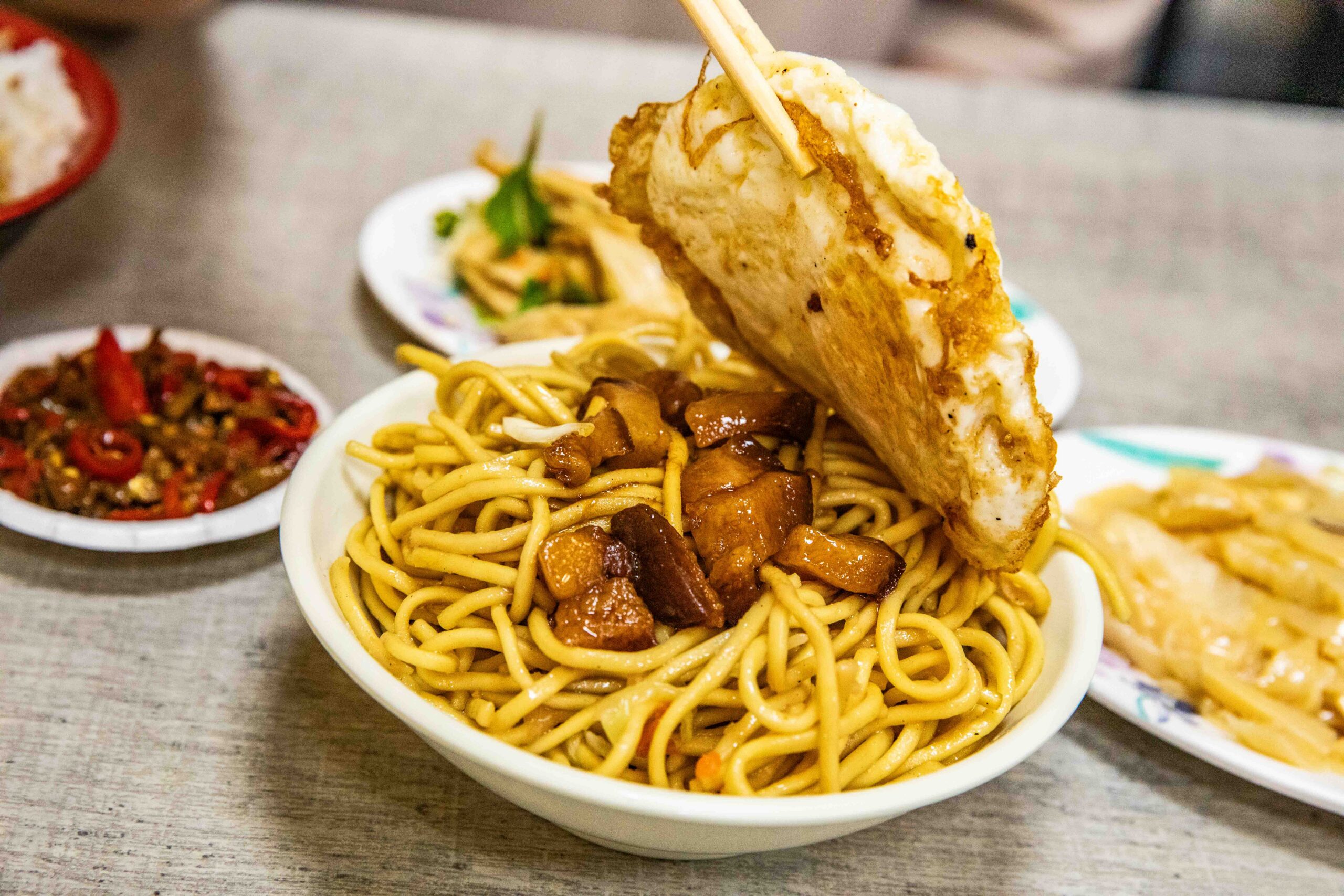 花蓮美食宵夜!陳家食堂招牌炸肉飯 炒麵,免費加青龍辣椒小魚乾。