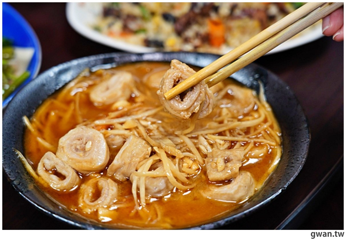 外觀超低調,腳踏車友的秘密基地,綜合生魚片每片不到10元~