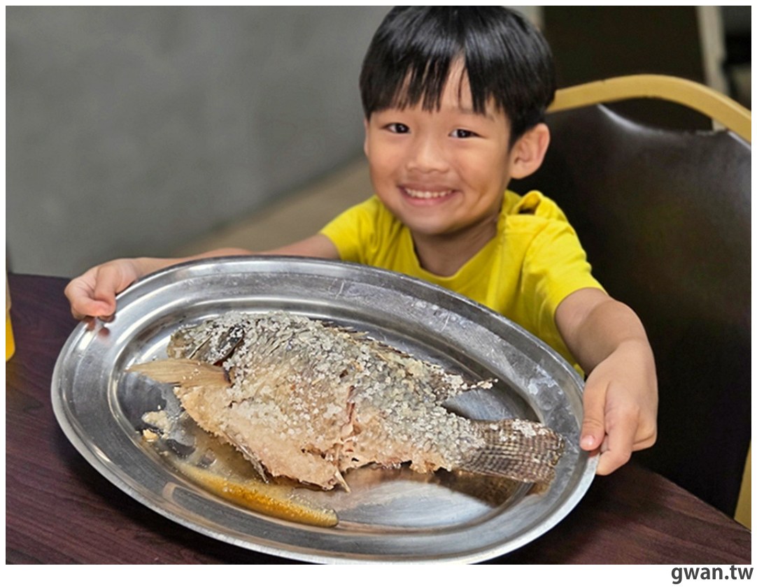 外觀超低調,腳踏車友的秘密基地,綜合生魚片每片不到10元~
