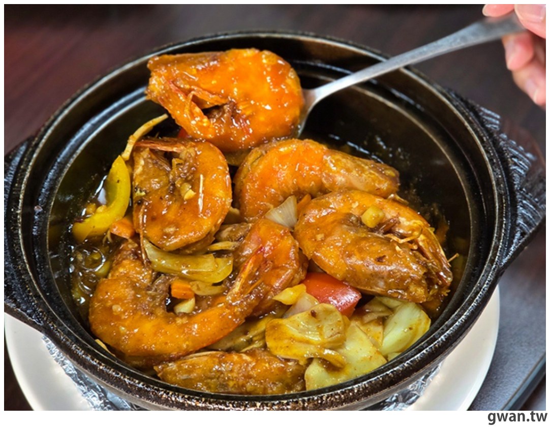 外觀超低調,腳踏車友的秘密基地,綜合生魚片每片不到10元~