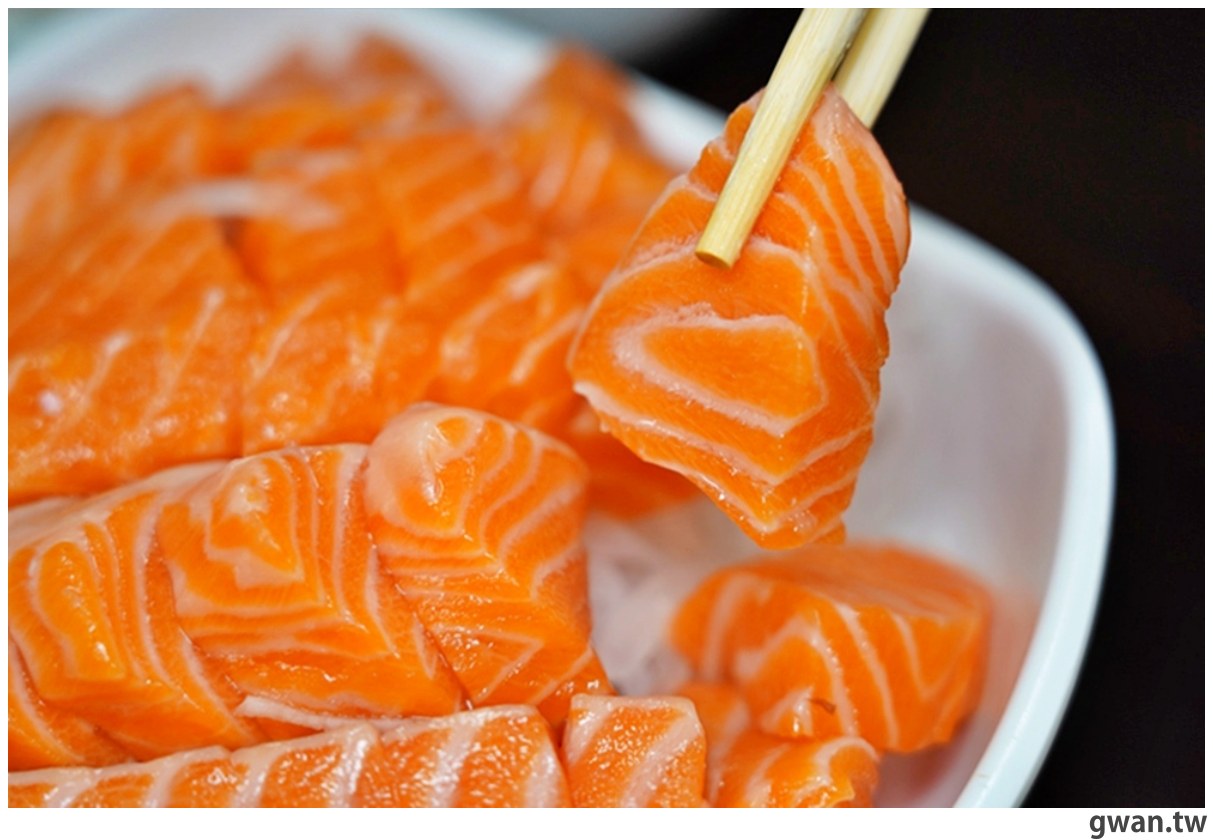 外觀超低調,腳踏車友的秘密基地,綜合生魚片每片不到10元~