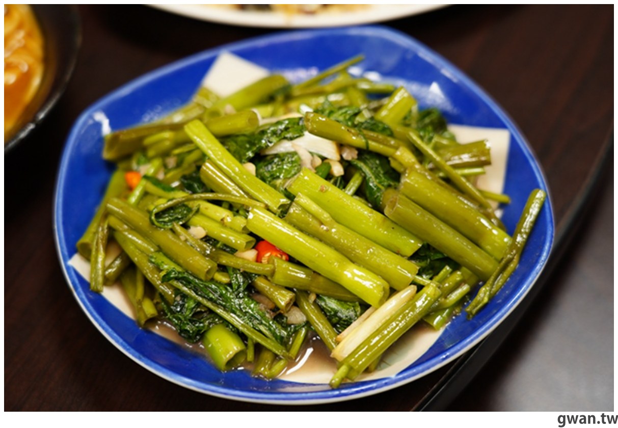 外觀超低調,腳踏車友的秘密基地,綜合生魚片每片不到10元~