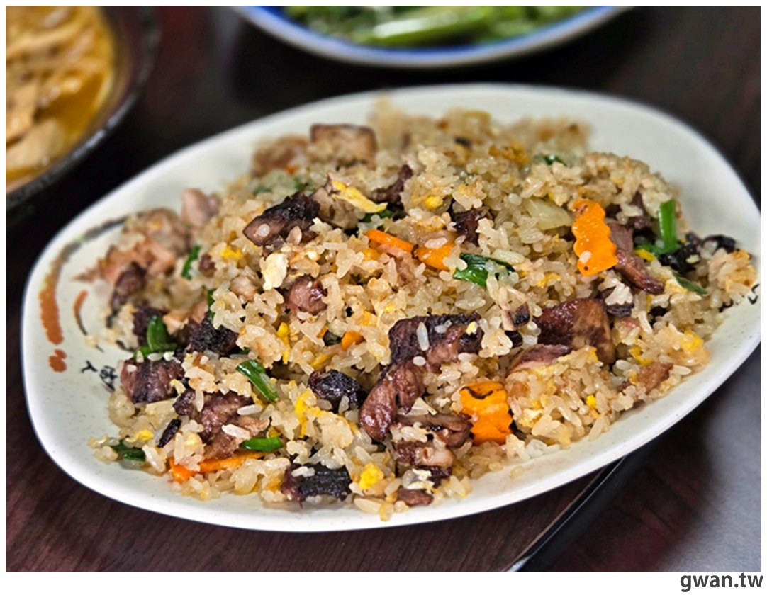 外觀超低調,腳踏車友的秘密基地,綜合生魚片每片不到10元~