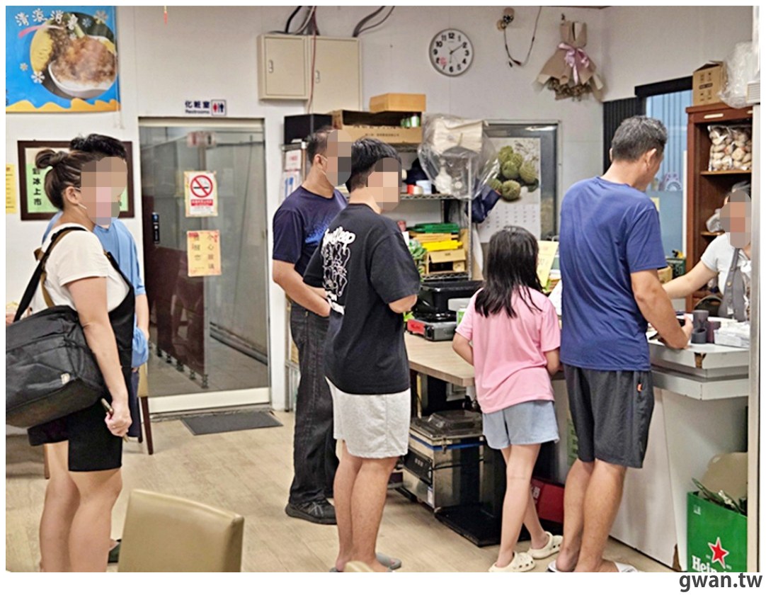 外觀超低調,腳踏車友的秘密基地,綜合生魚片每片不到10元~