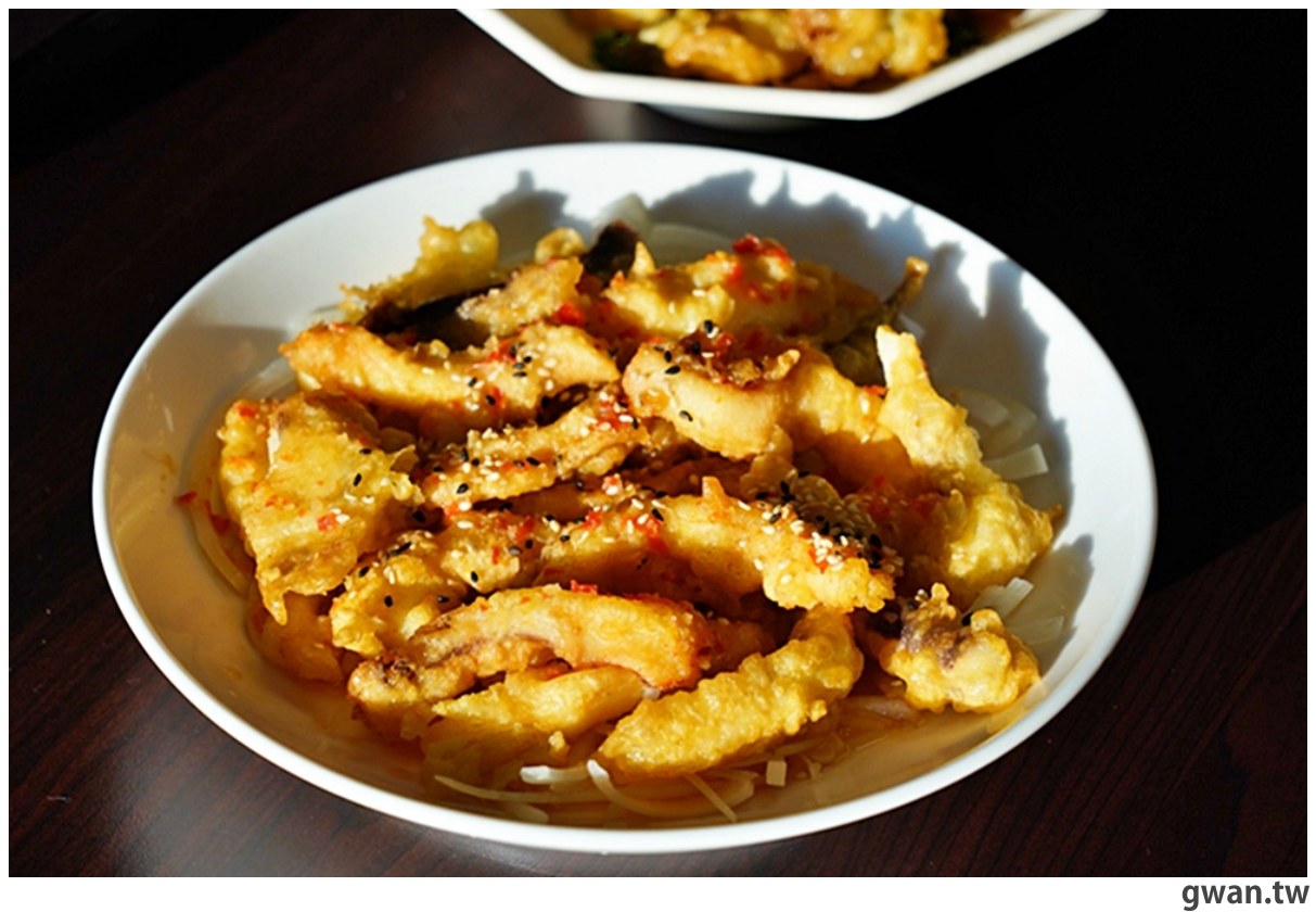 外觀超低調,腳踏車友的秘密基地,綜合生魚片每片不到10元~